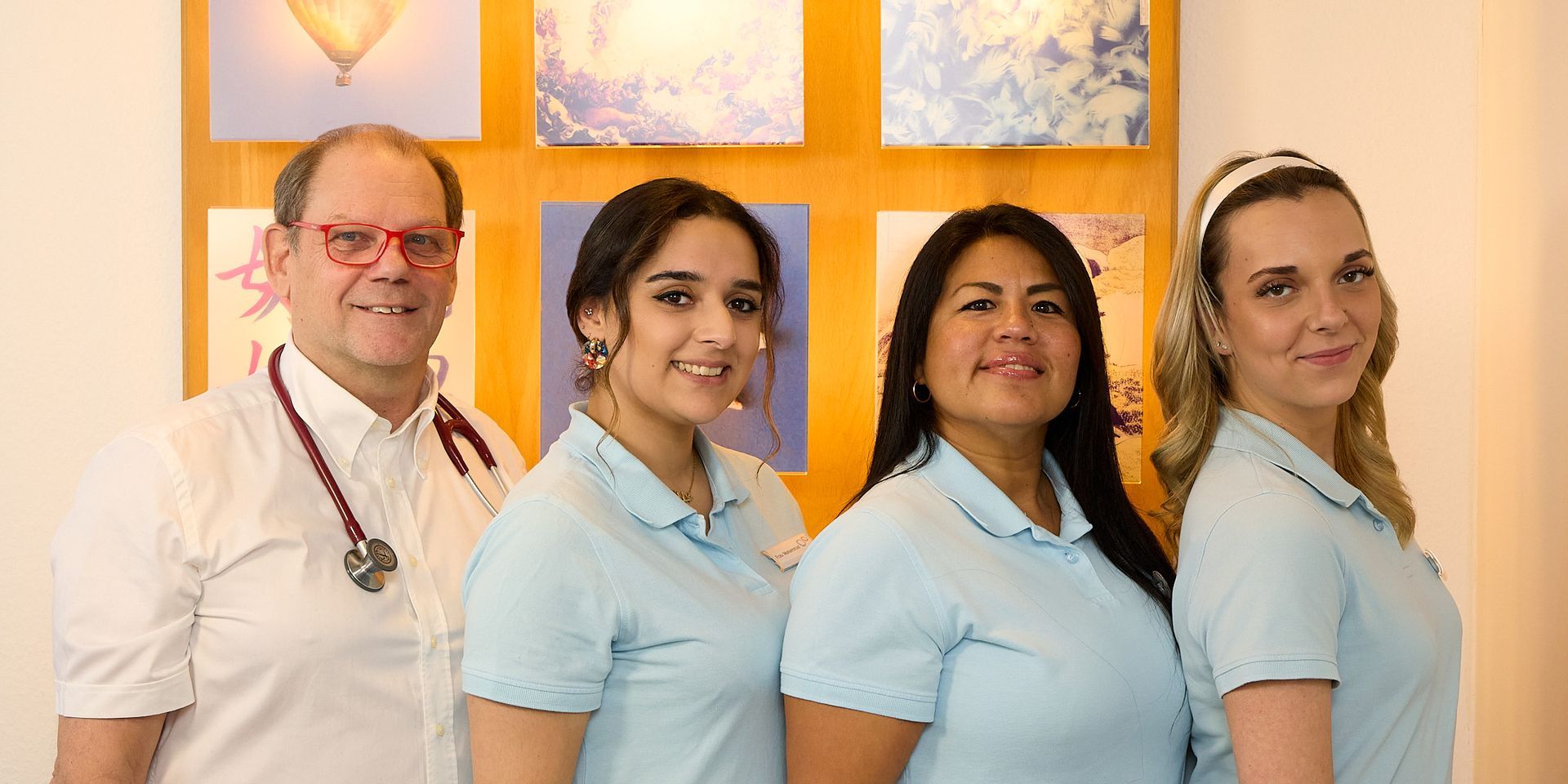 Eine Gruppe von Ärzten und Krankenschwestern posiert für ein Foto.