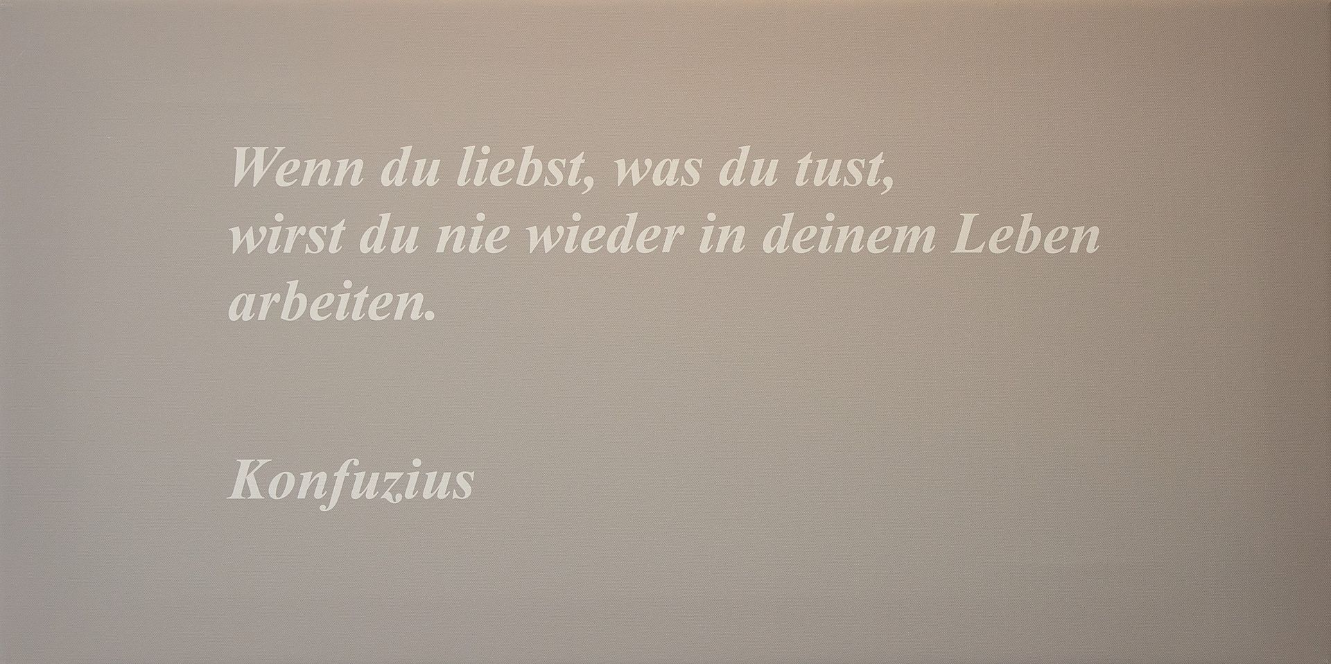 Ein Zitat von Konfuzius steht auf einem Blatt Papier