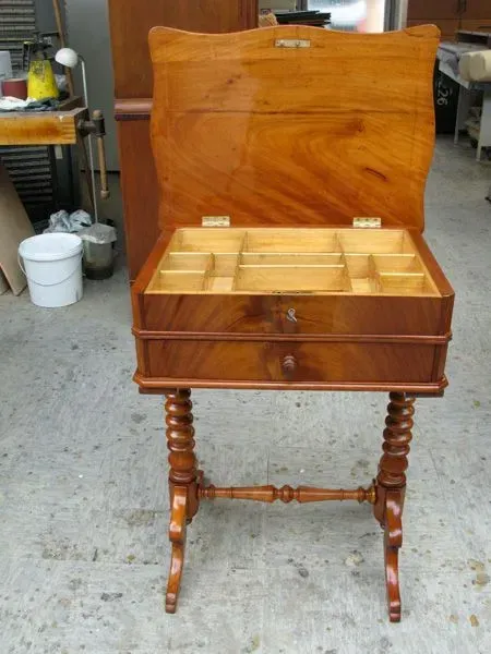 Geöffnetes Nähtischchen, Restaurierungswerkstatt Jörg Nowack und Partner