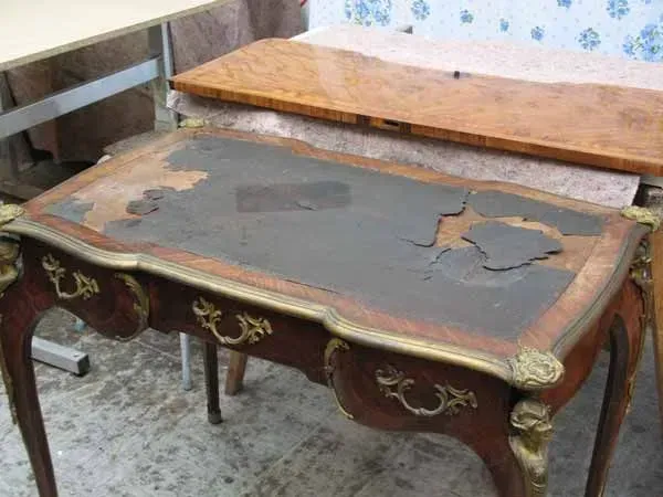 Beschädigte Schreibtischplatte, Restaurierungswerkstatt Jörg Nowack und Partner