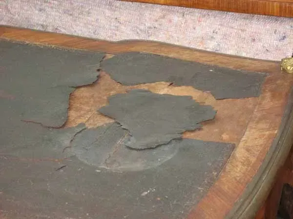 Kaputte Schreibtischplatte, Restaurierungswerkstatt Jörg Nowack und Partner