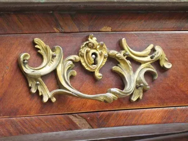 Ornament an Schreibtisch, Restaurierungswerkstatt Jörg Nowack und Partner