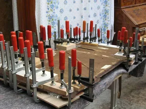 Eingeklemmte Schreibtischplatte, Restaurierungswerkstatt Jörg Nowack und Partner