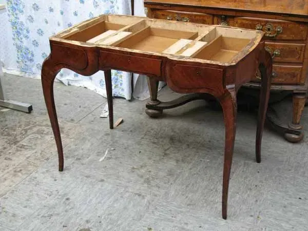 Schreibtisch mit entfernter Platte, Restaurierungswerkstatt Jörg Nowack und Partner