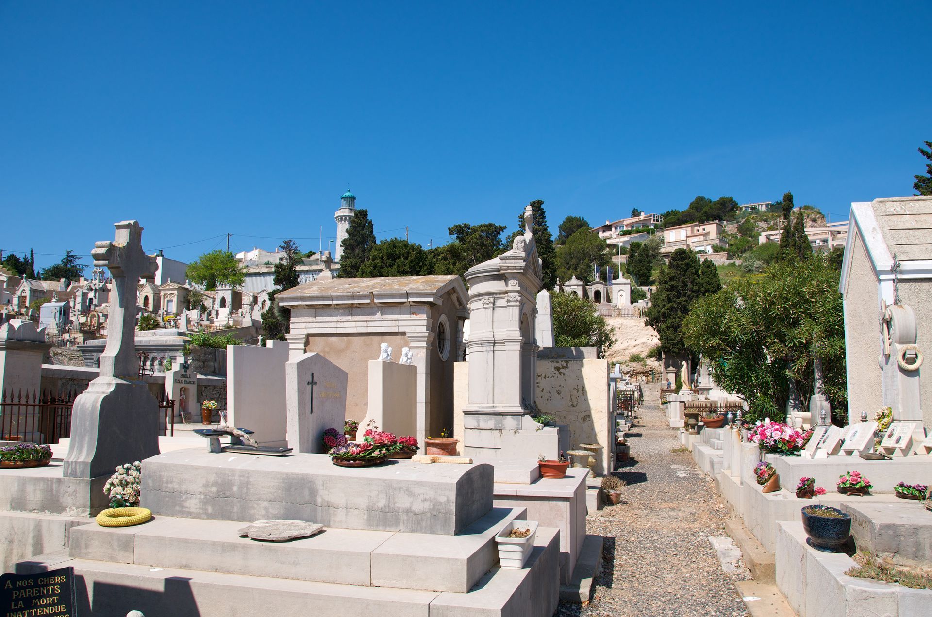 Cimetière avec des caveaux et monuments funéraires