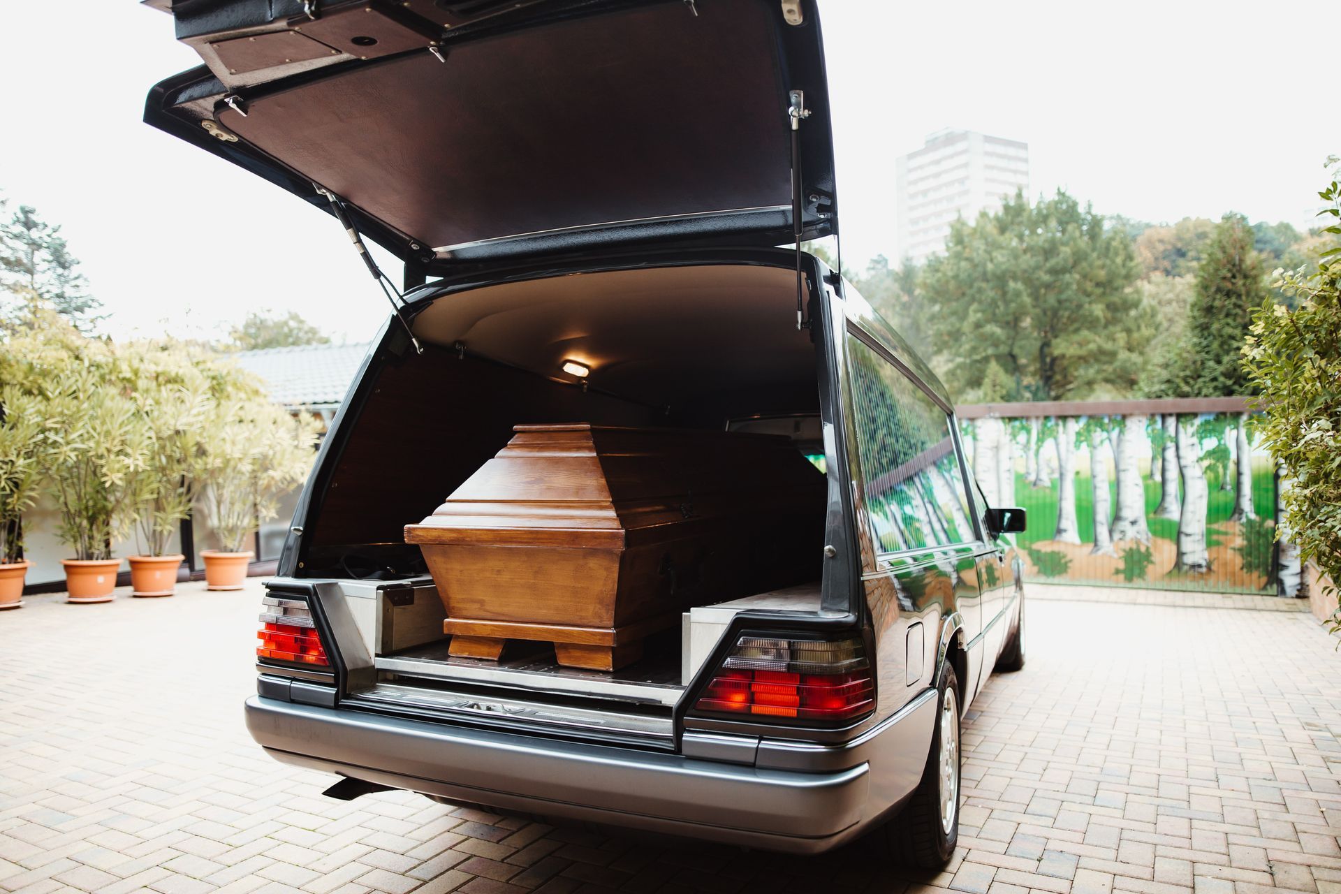 Cercueil placé dans un véhicule de transport funéraire