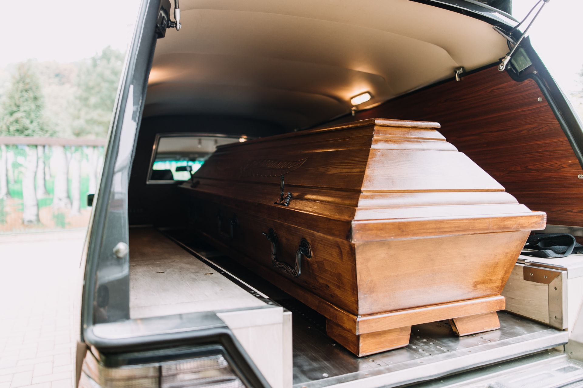 Cercueil en bois à l'arrière d'un véhicule funéraire
