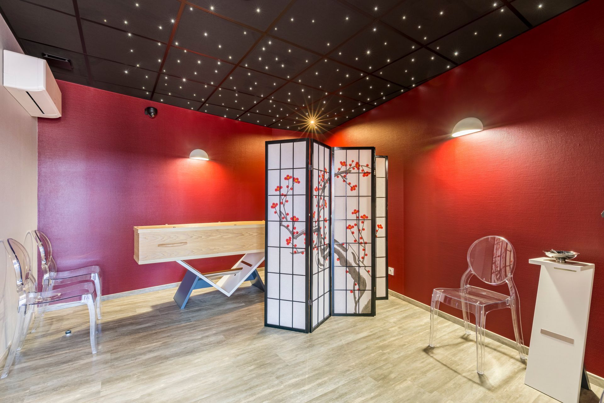 Funérarium avec un cercueil en bois installé au centre de la pièce