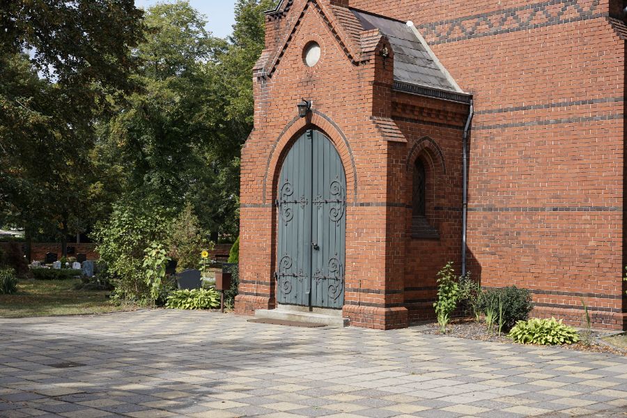 Gebäude aus rotem Stein vom Friedhof „Vor dem Baruther Tor“