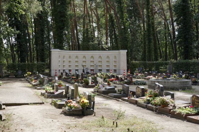 Gräber mit Blumenschmuck