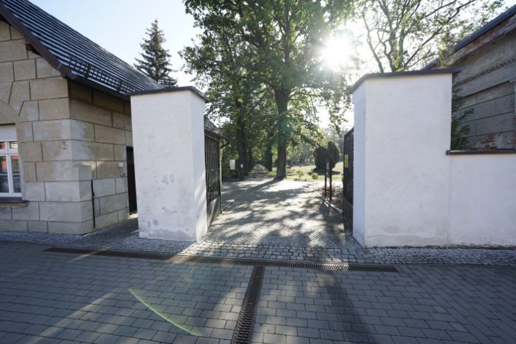 offenes Eingangstor vom Friedhof „Vor dem Jüterboger Tor“