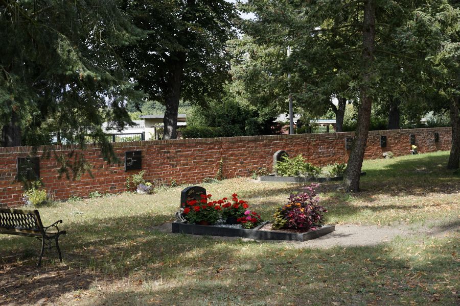 Gräber auf dem Friedhof „Vor dem Baruther Tor“ und Gedenktafeln an der Friedhofsmauer