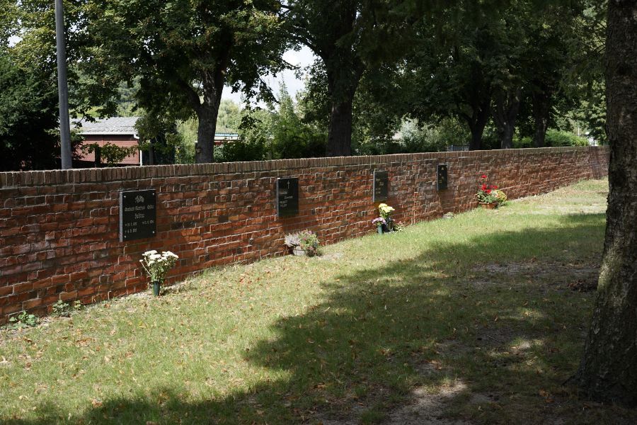 Friedhofsmauer mit Gedenktafeln