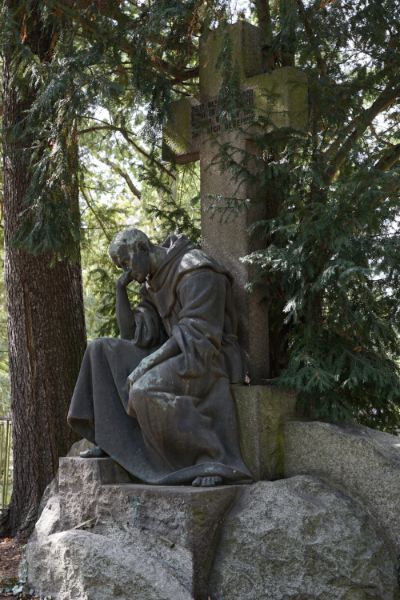 Statue mit Kreuz auf dem Friedhof „Vor dem Baruther Tor“