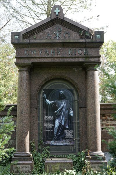 Mausoleum mit Statue auf dem Friedhof „Vor dem Baruther Tor“