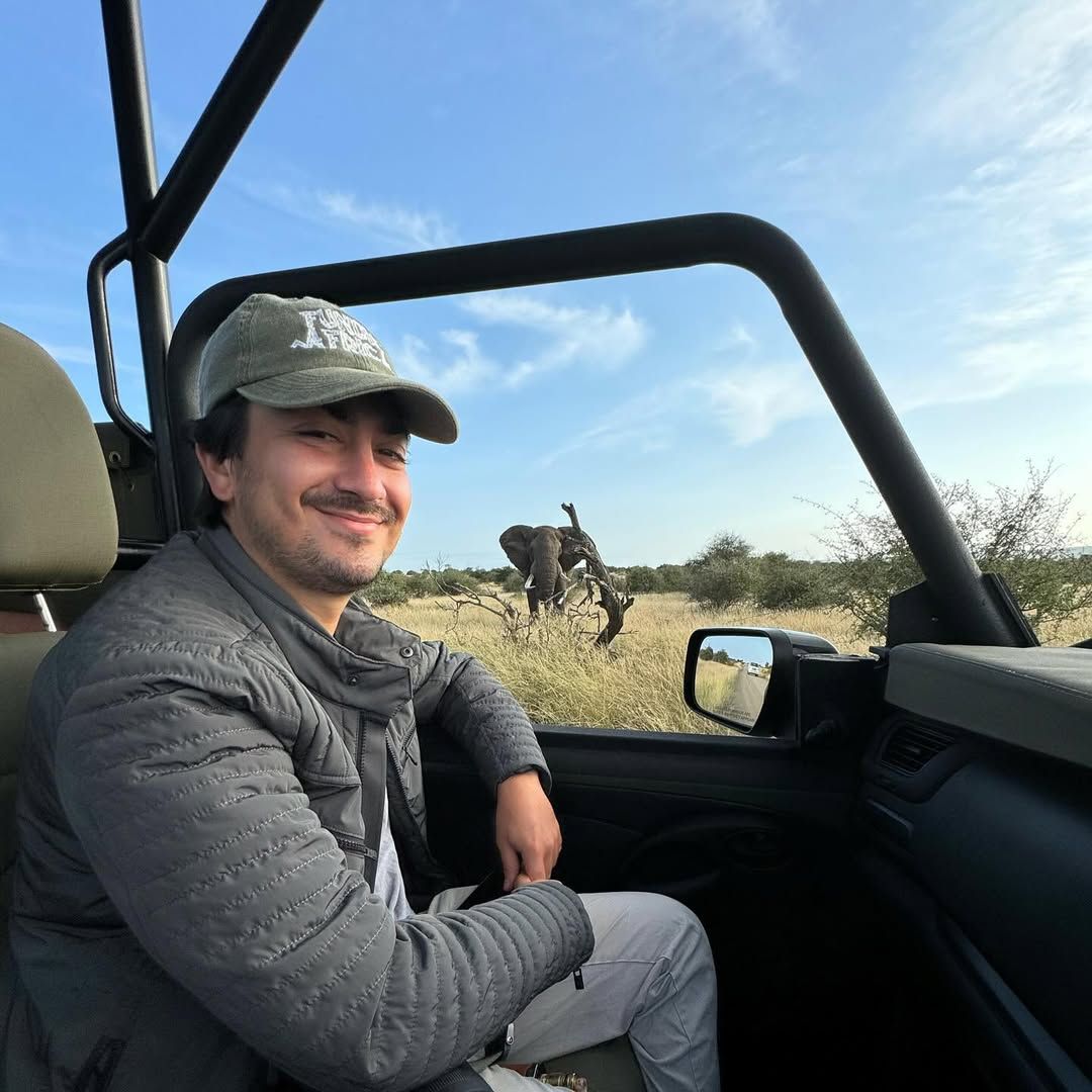 Guide safari en afrique du sud avec un elephant en arriere plan