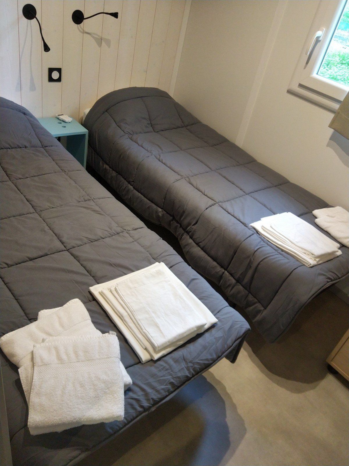 Vue de lits avec serviettes