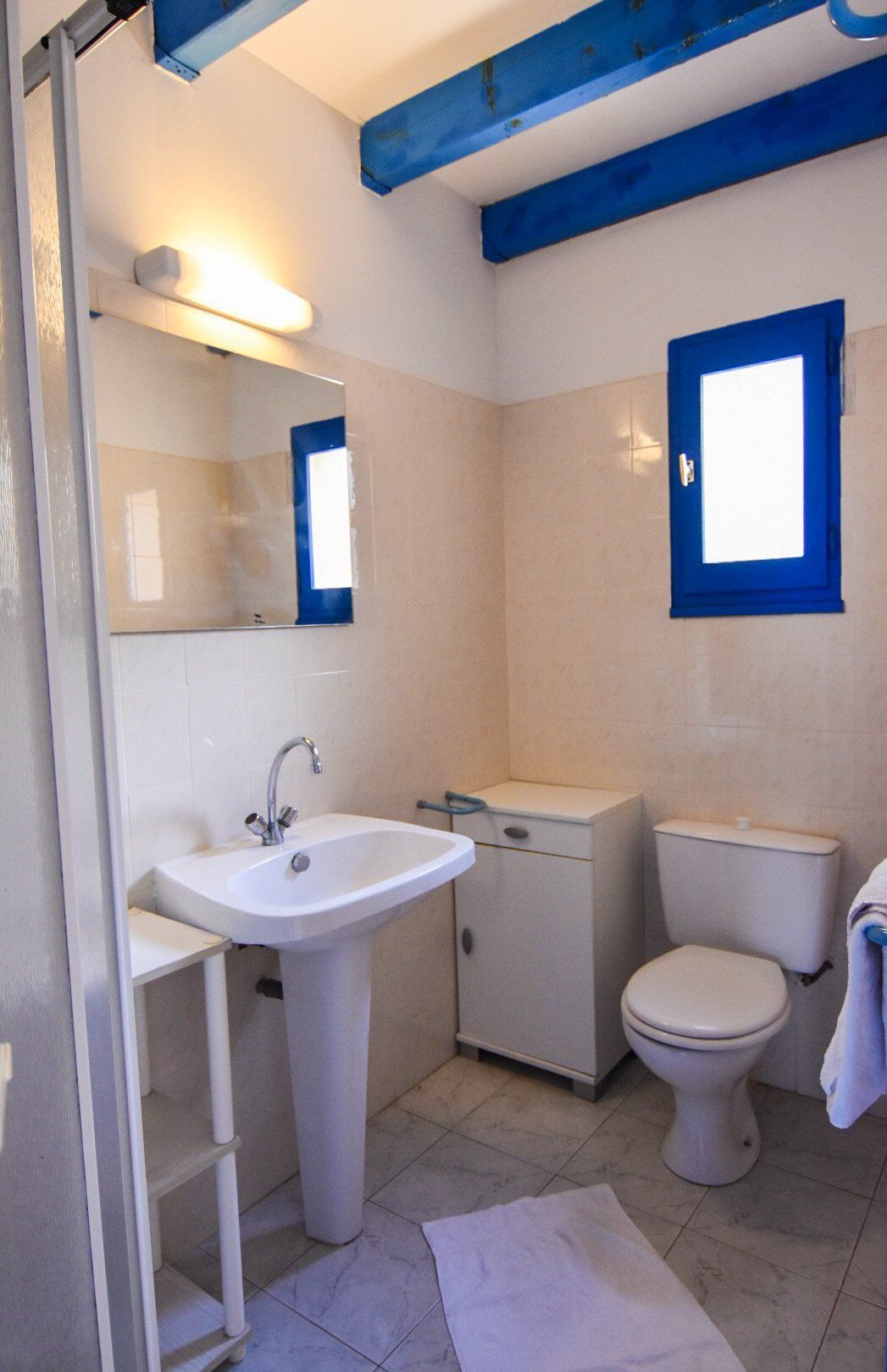 Salle de bains bleue