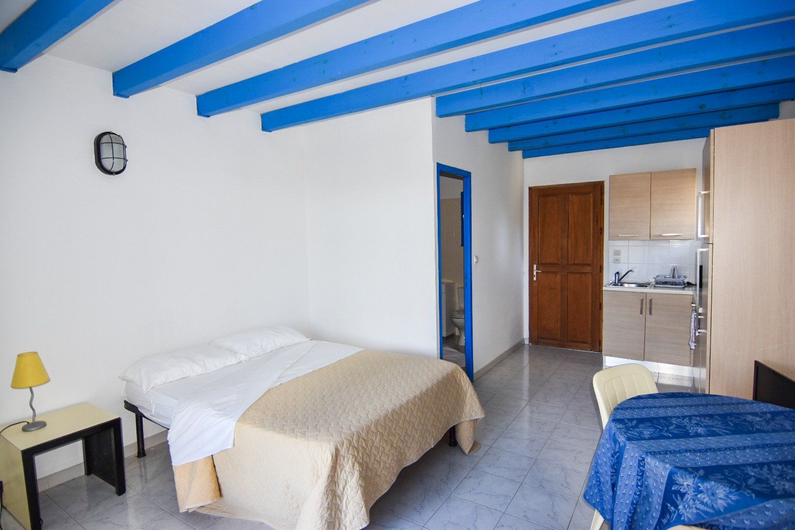 Chambre bleue vue de profil du lit