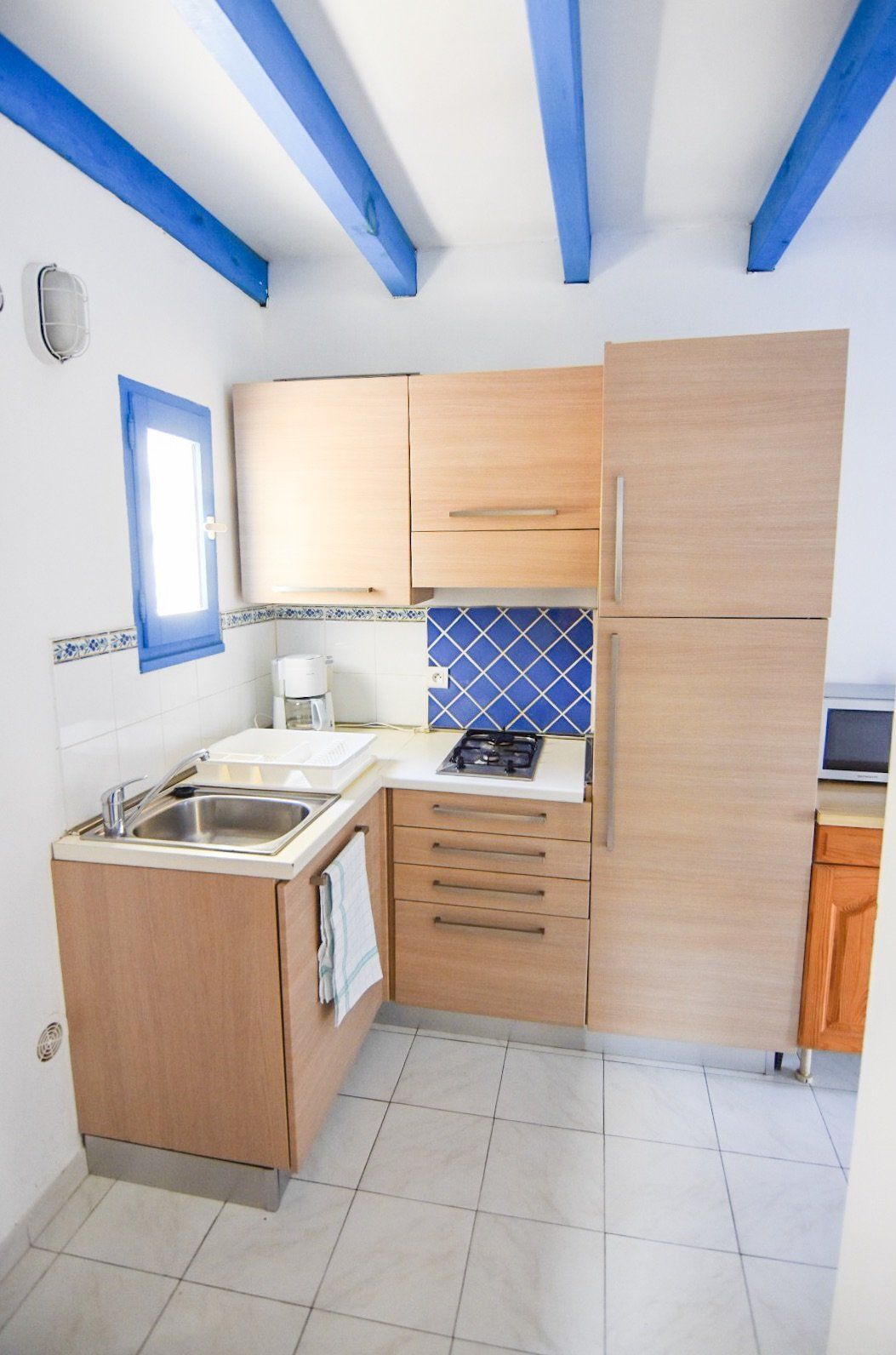 Cuisine avec placards de rangement