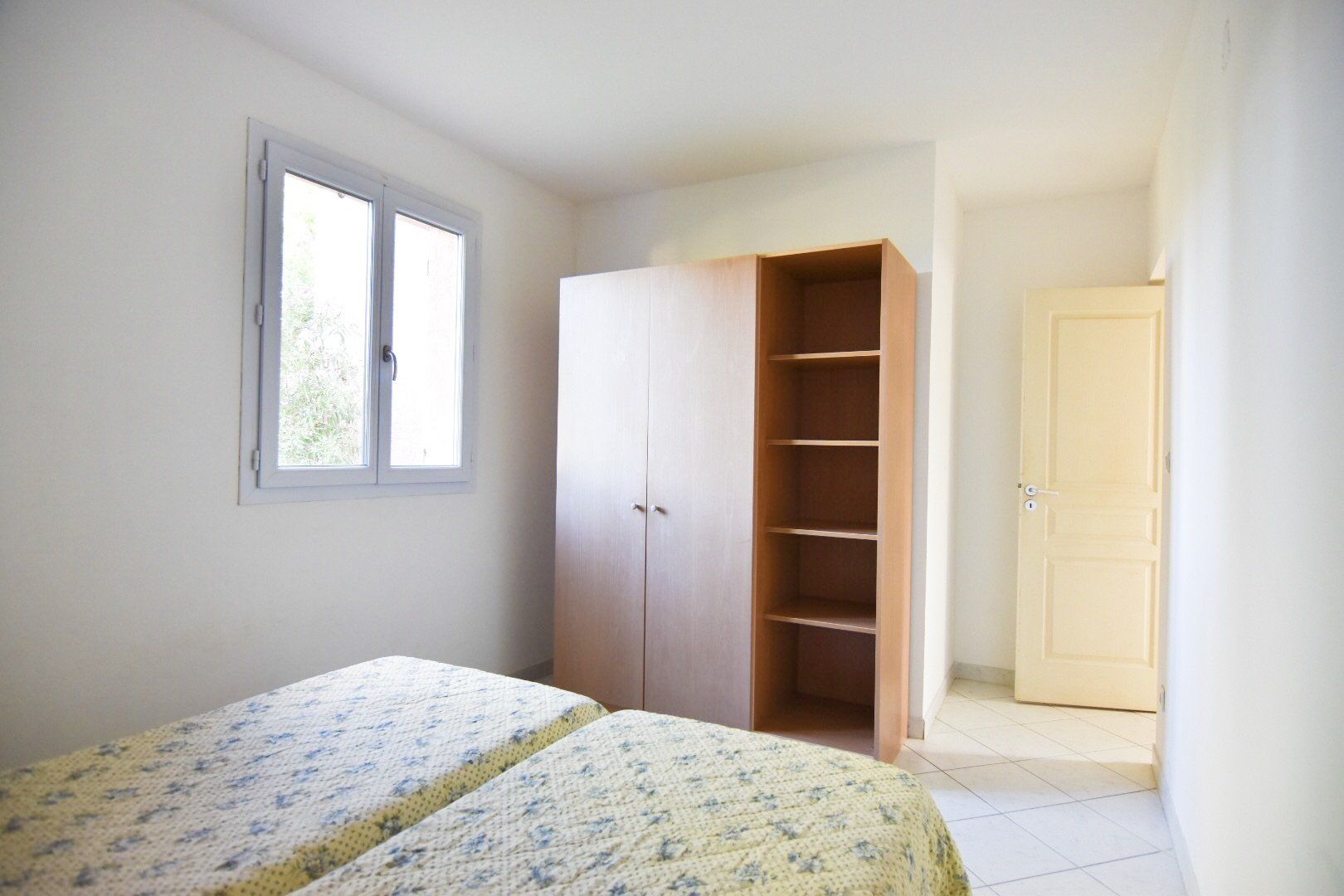 Lits et armoire de rangement