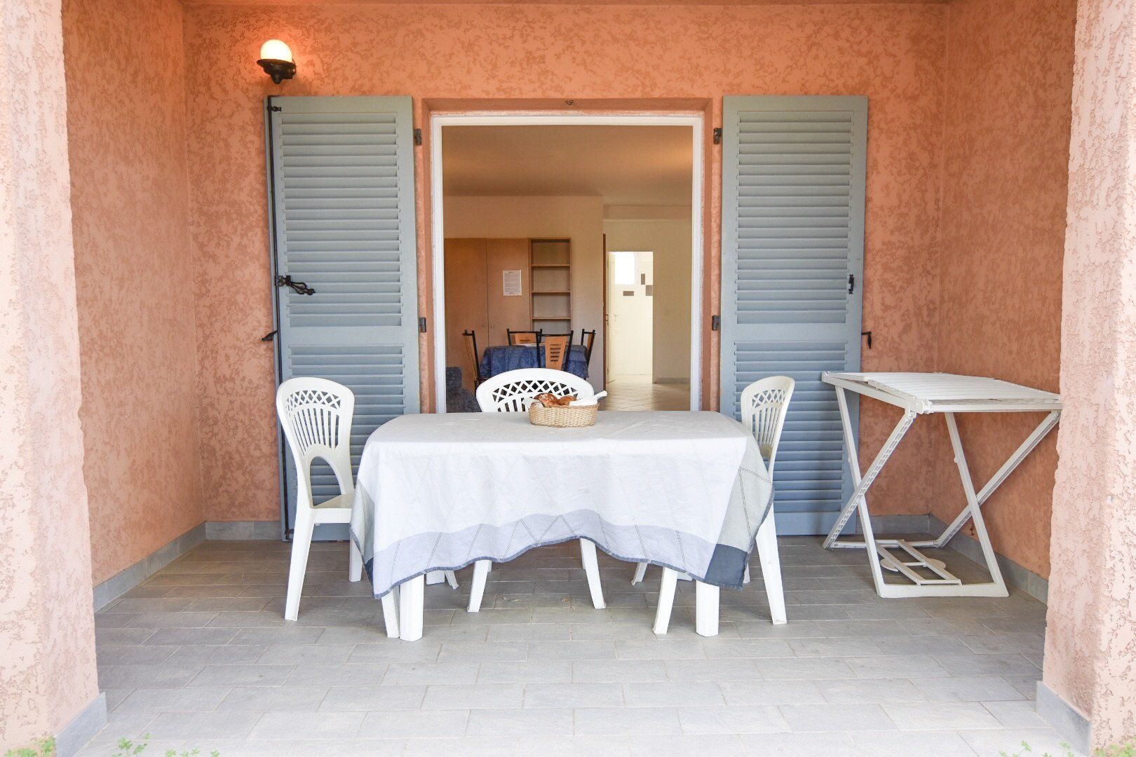 Terrasse avec murs orangés