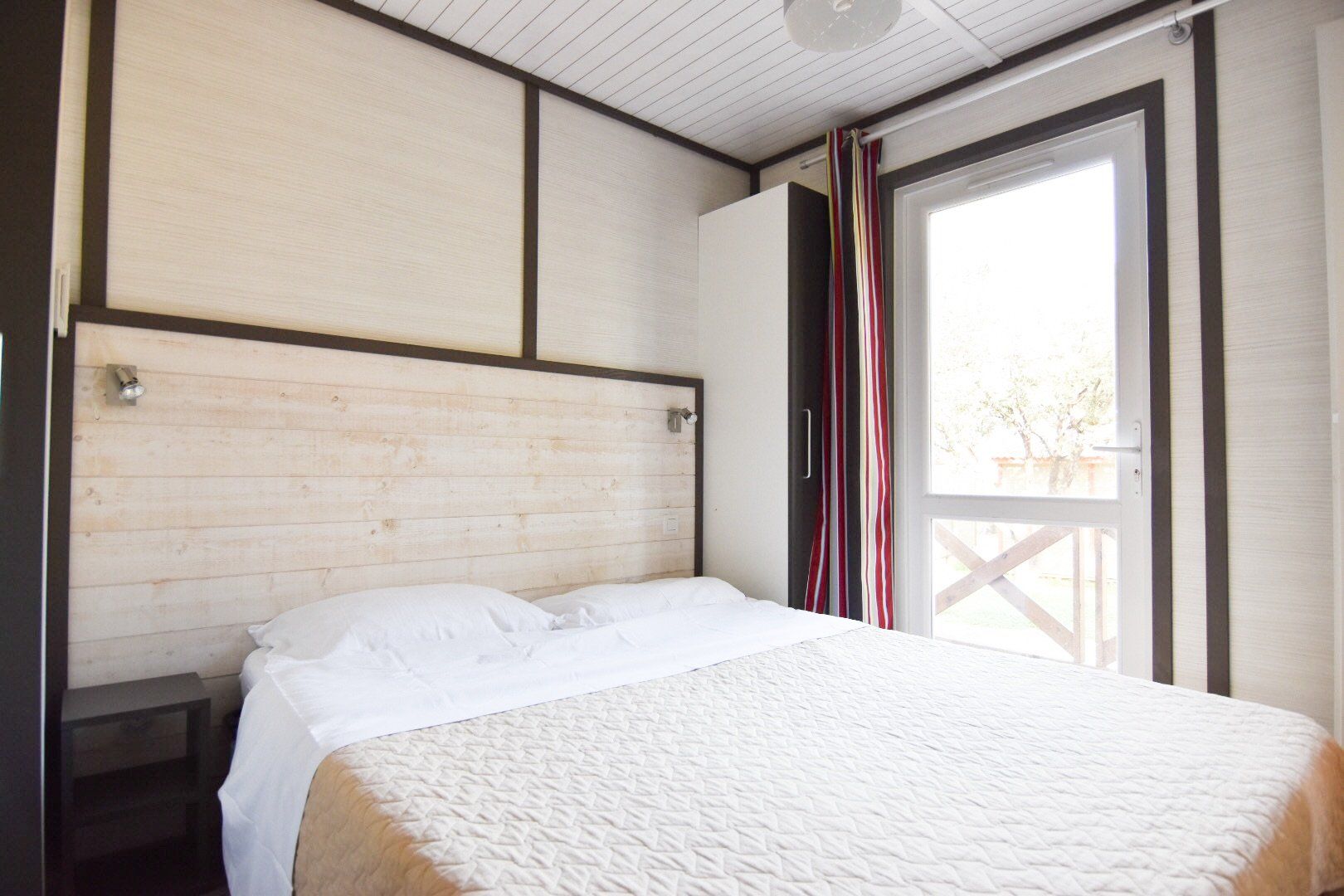 Vue de lits appuyés contre les murs