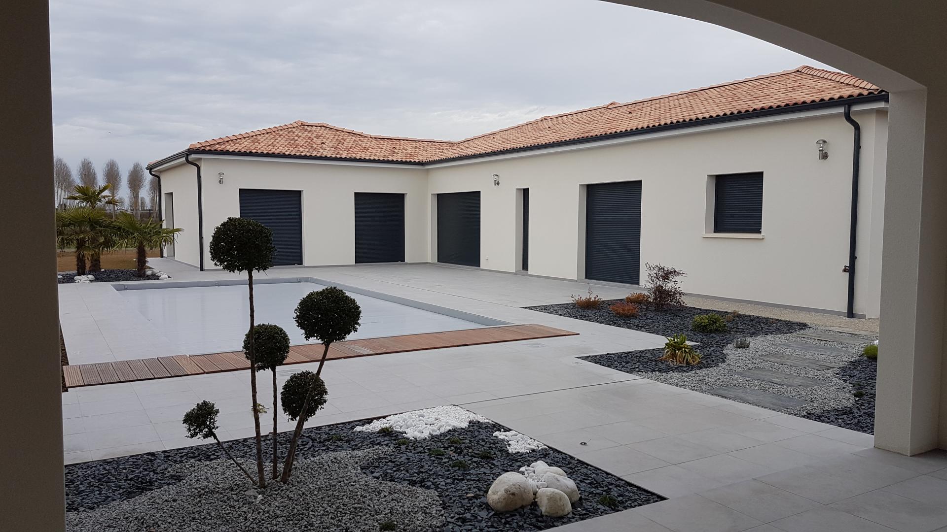 Maison individuelle et aménagement extérieur