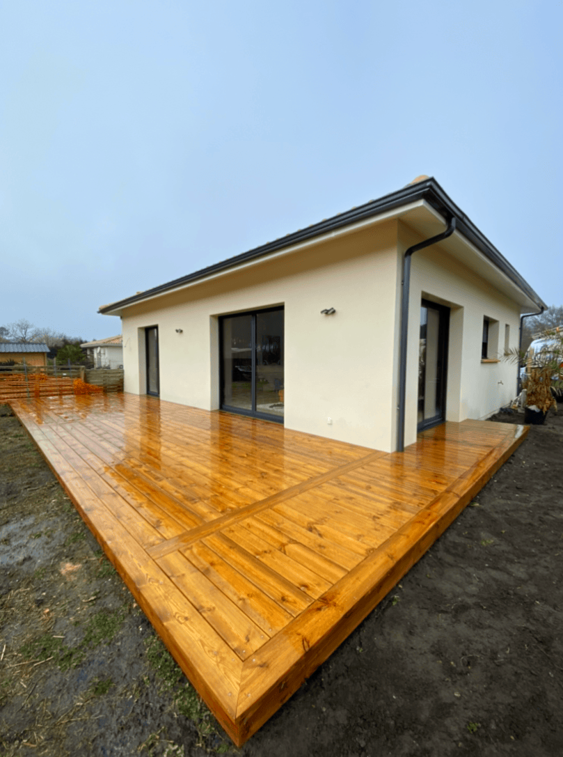 Maison blanche terrasse humide