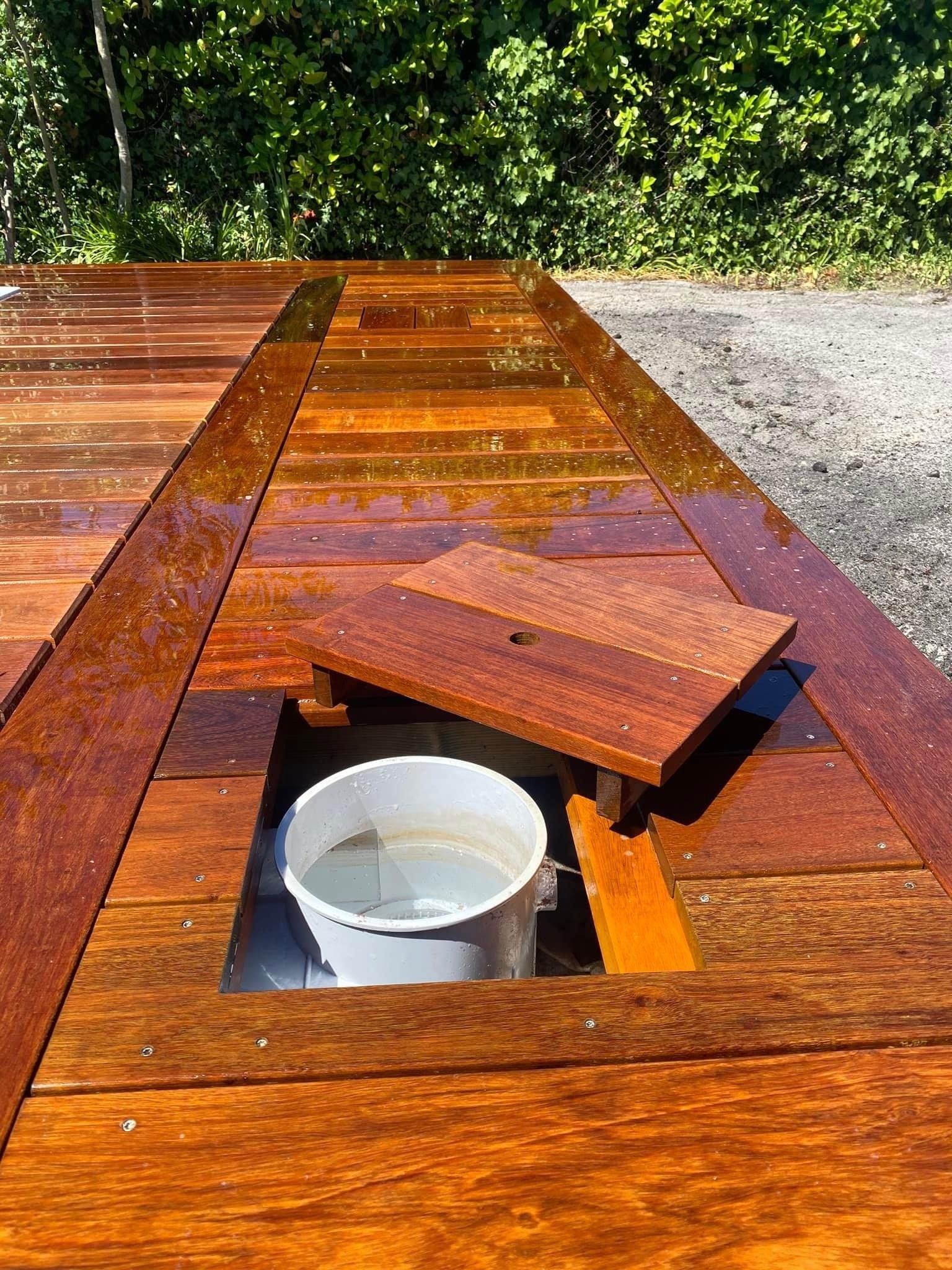 Seau blanc dans terrasse