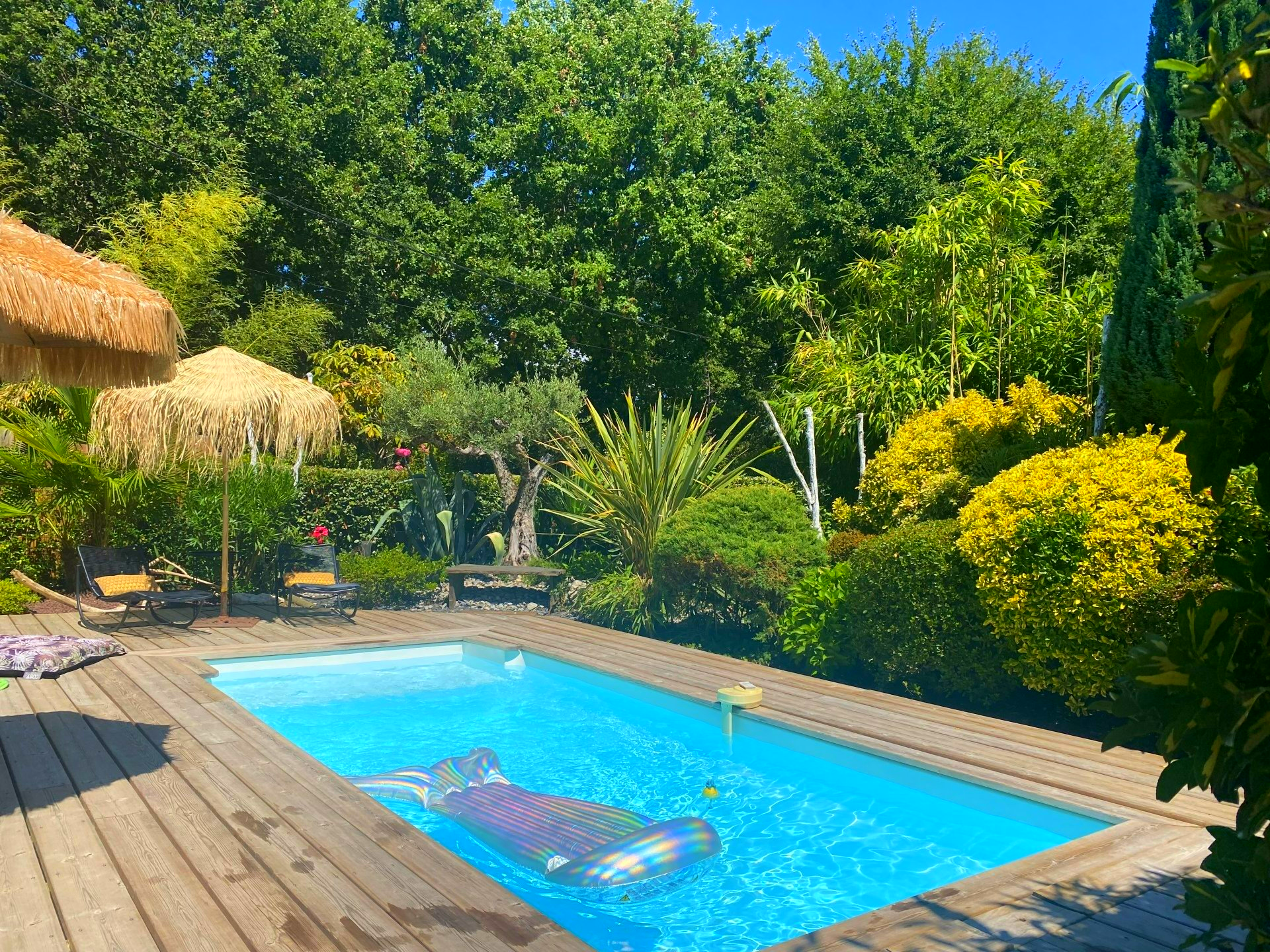 Piscine bleue avec bouée