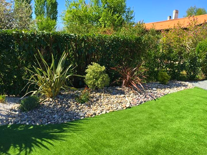 Gravier et haie herbe tondue