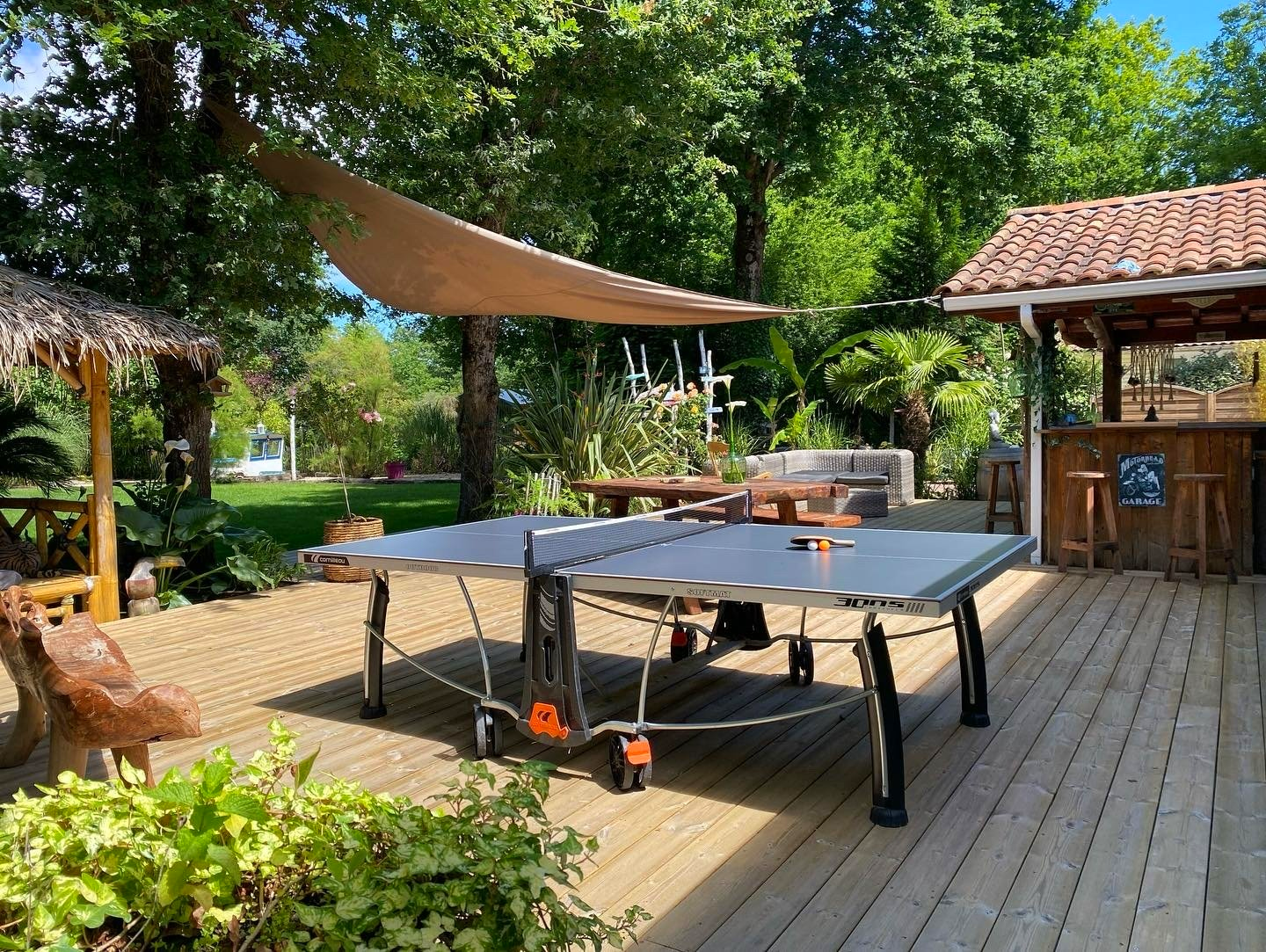 Terrasse avec table de ping-pong
