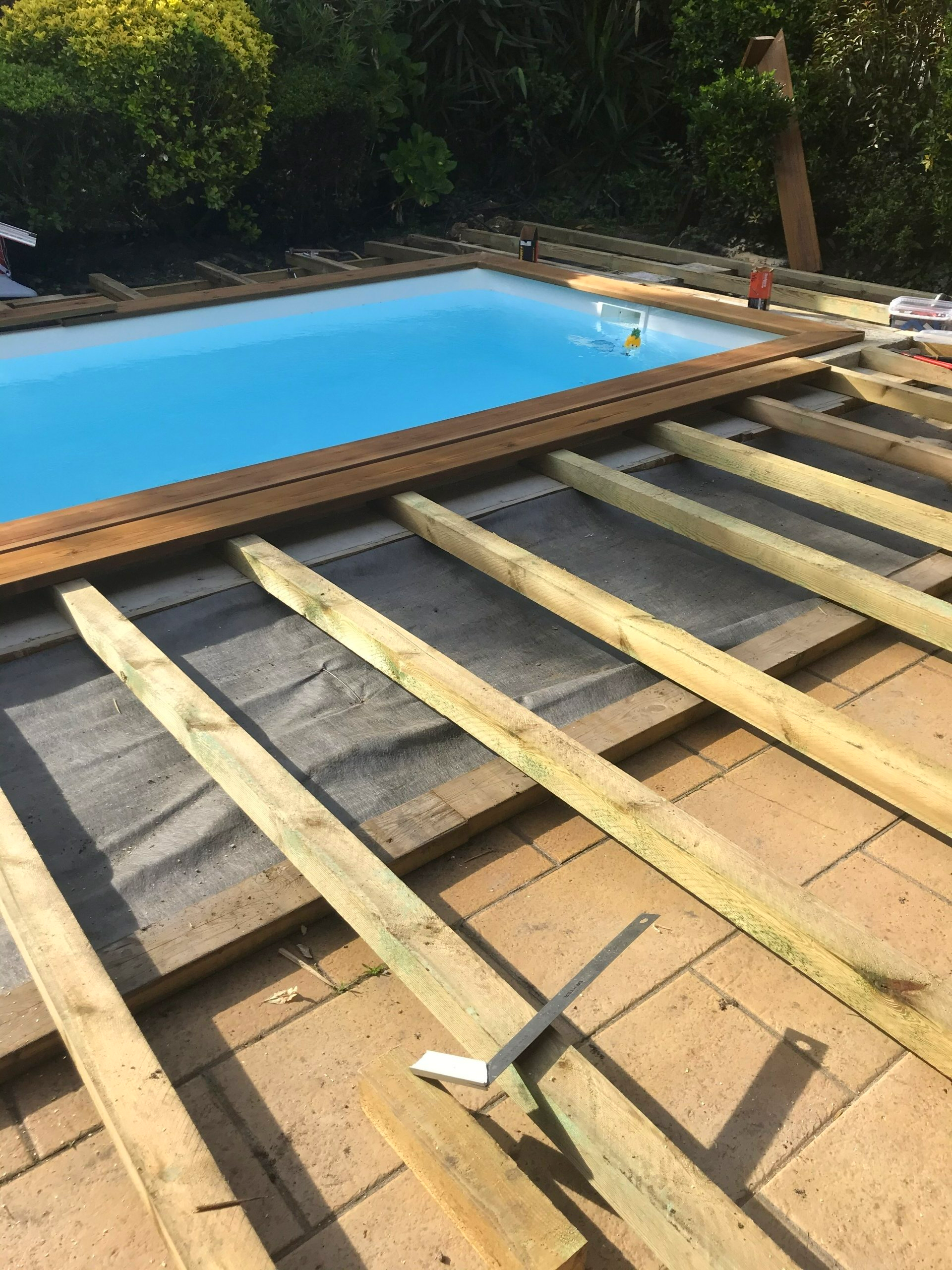 Piscine avec planches en bois