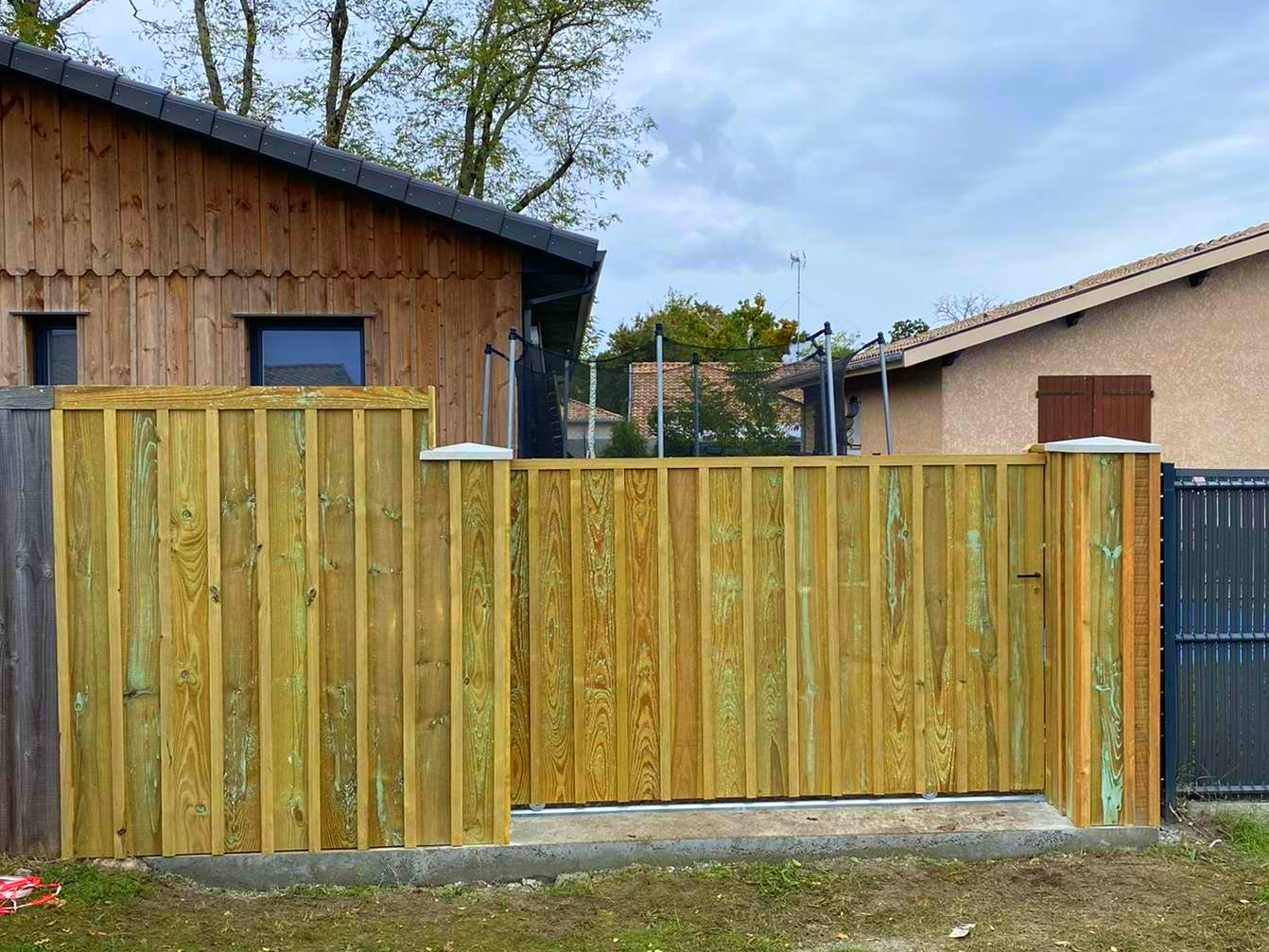 Cloture en bois devant cabane