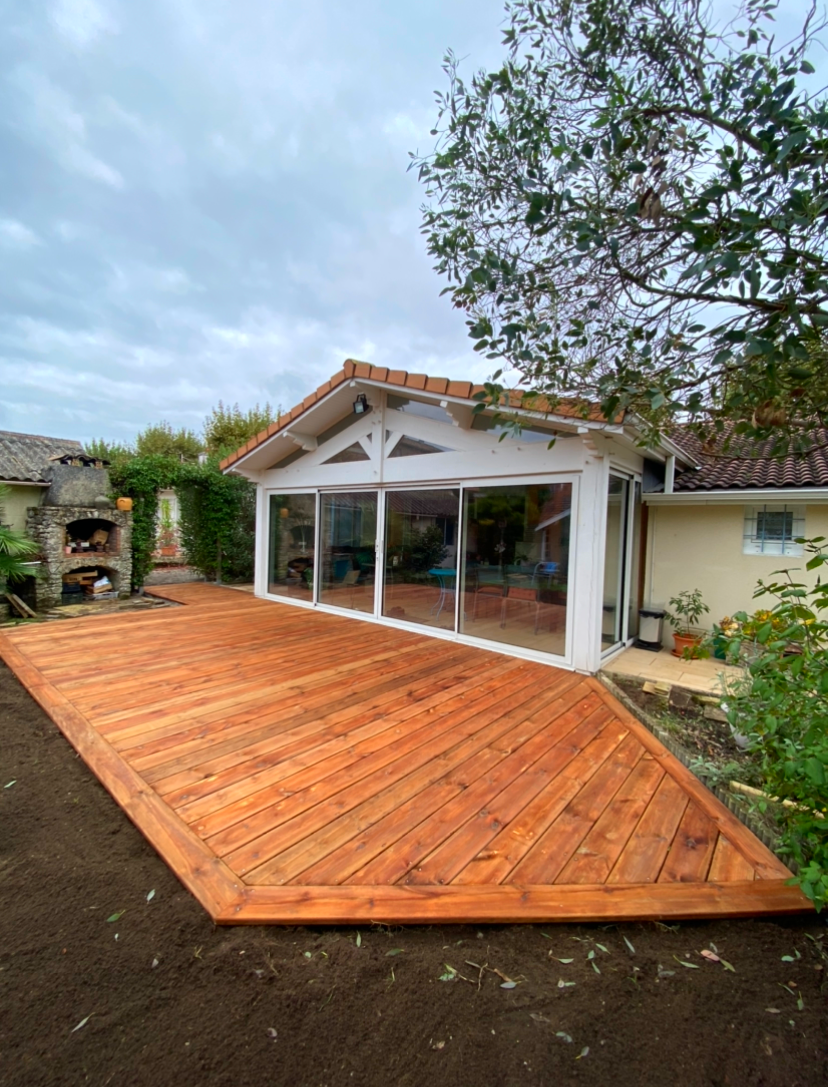 Terrasse devant maison et véranda