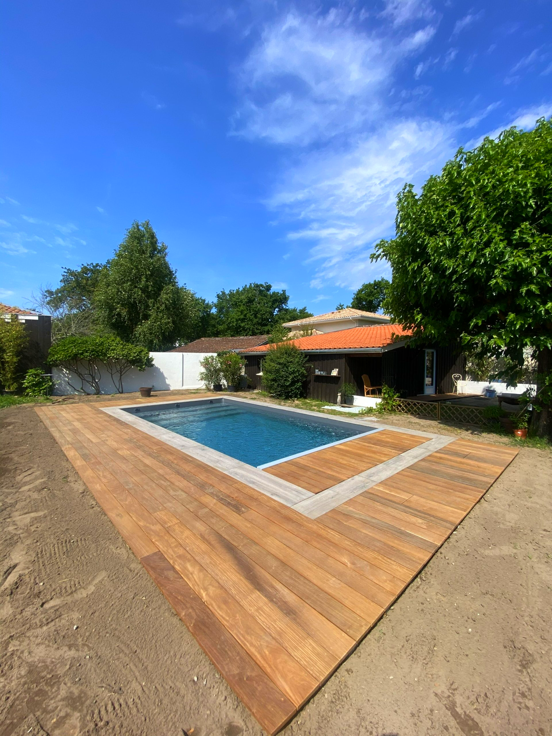Terrace et piscine dans cour