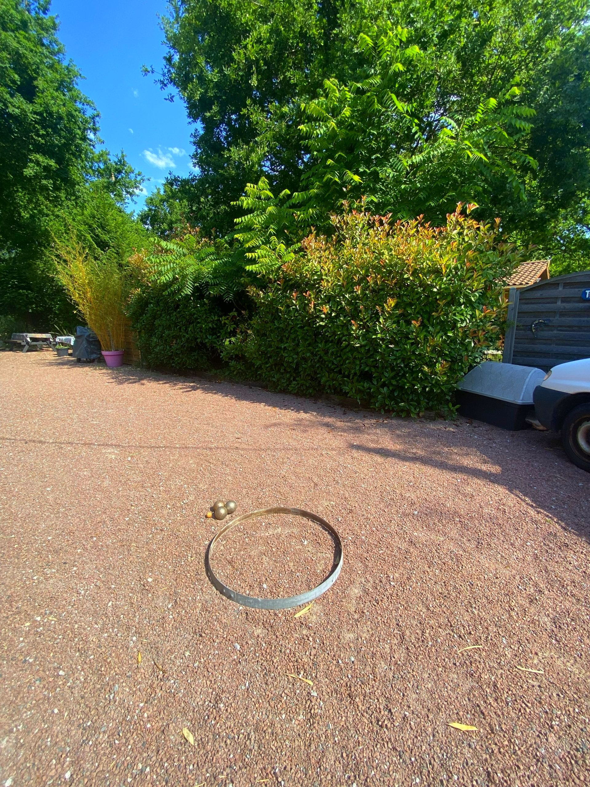 Terrain de pétanque haie