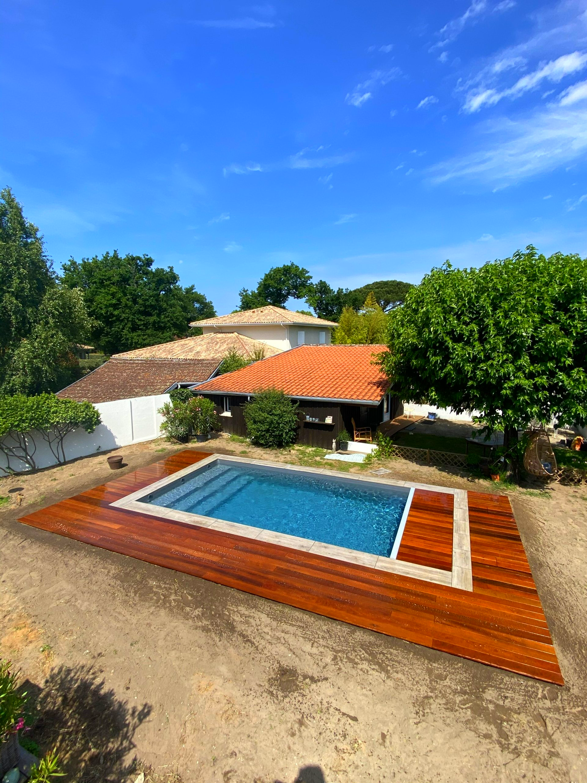 Piscine au centre du terrain