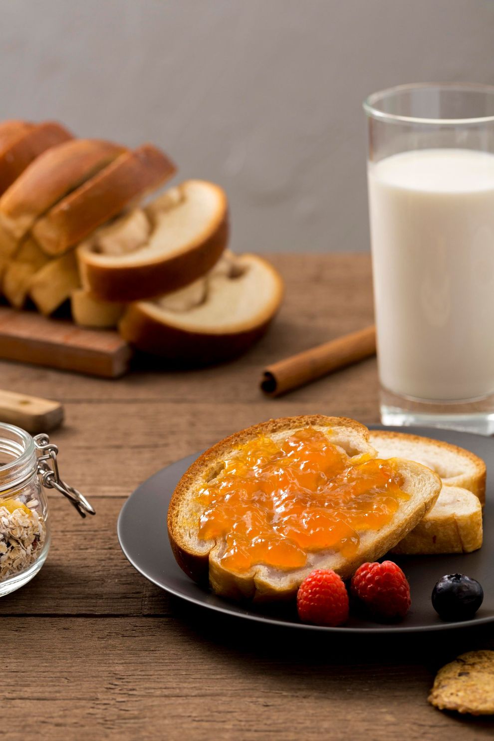 Una botella de leche, una jarra de leche y un vaso de leche sobre una mesa.