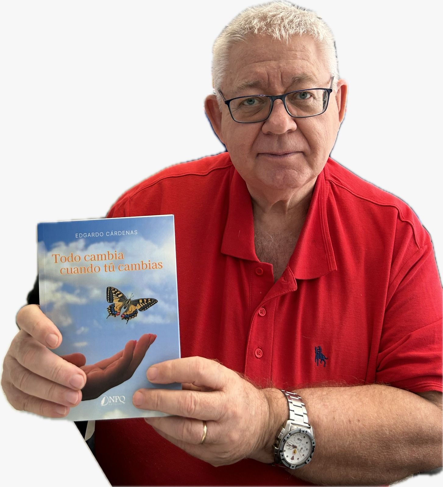 Hombre con camisa roja sosteniendo un libro con una mariposa en la portada.