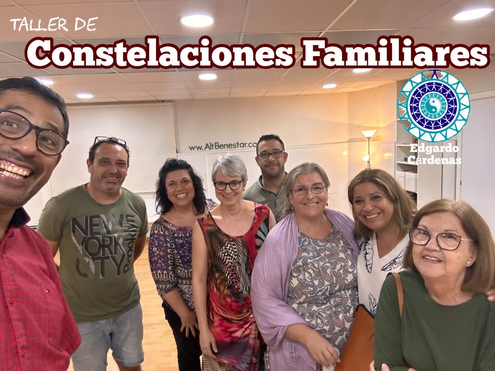 Grupo de personas sonriendo a la cámara en una sala. El texto dice "Taller de Constelaciones Familiares".