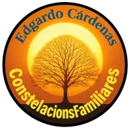 Logotipo: Silueta de un &aacute;rbol contra un sol poniente. Texto: "Edgardo C&aacute;rdenas Constelaciones Familiares".