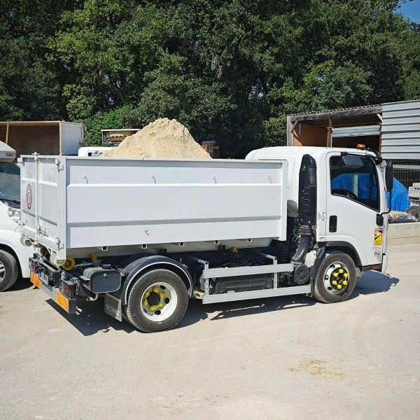 Un camion-benne blanc