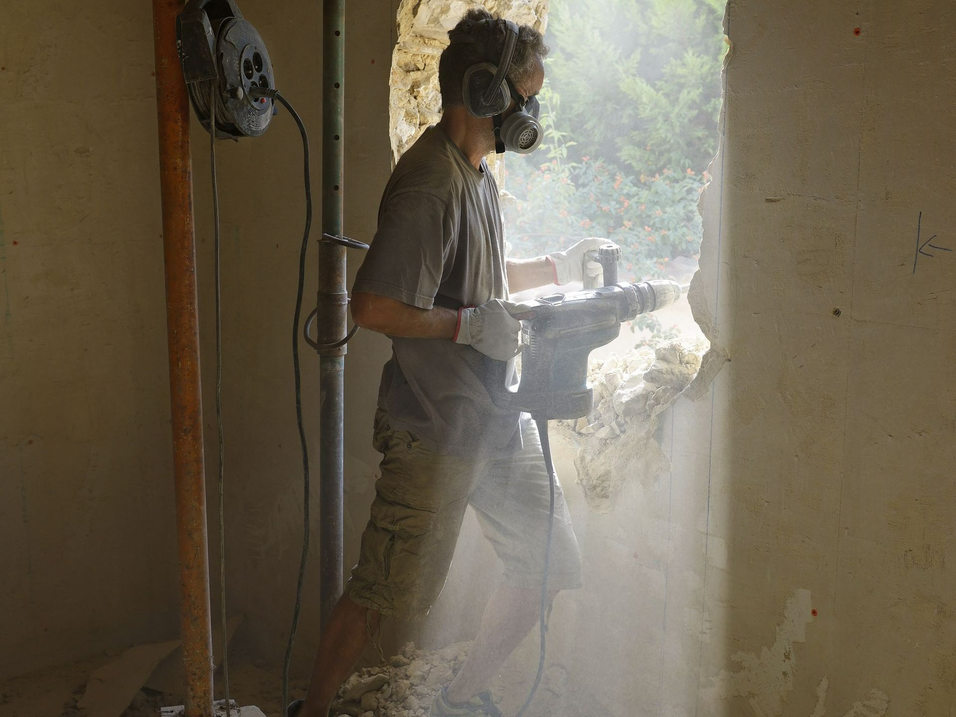 Un homme démolissant un mur