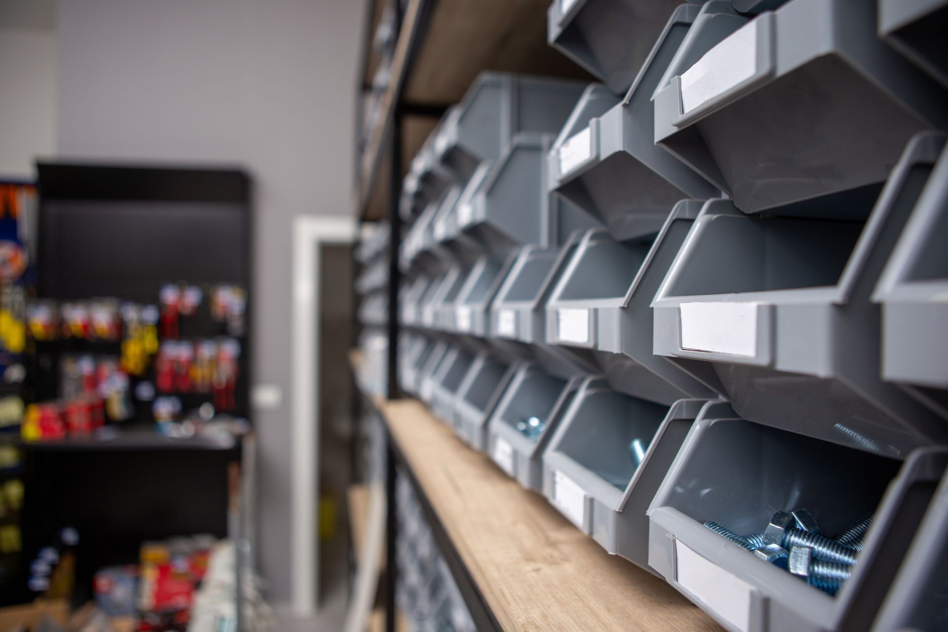 Un rayon de magasin de quincaillerie