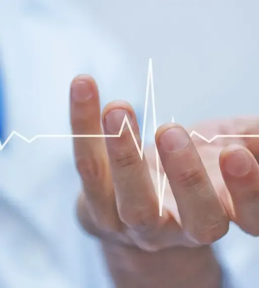 Uma mão segurando uma linha estilizada de batimentos cardíacos brancos, indicando saúde e cuidados médicos.