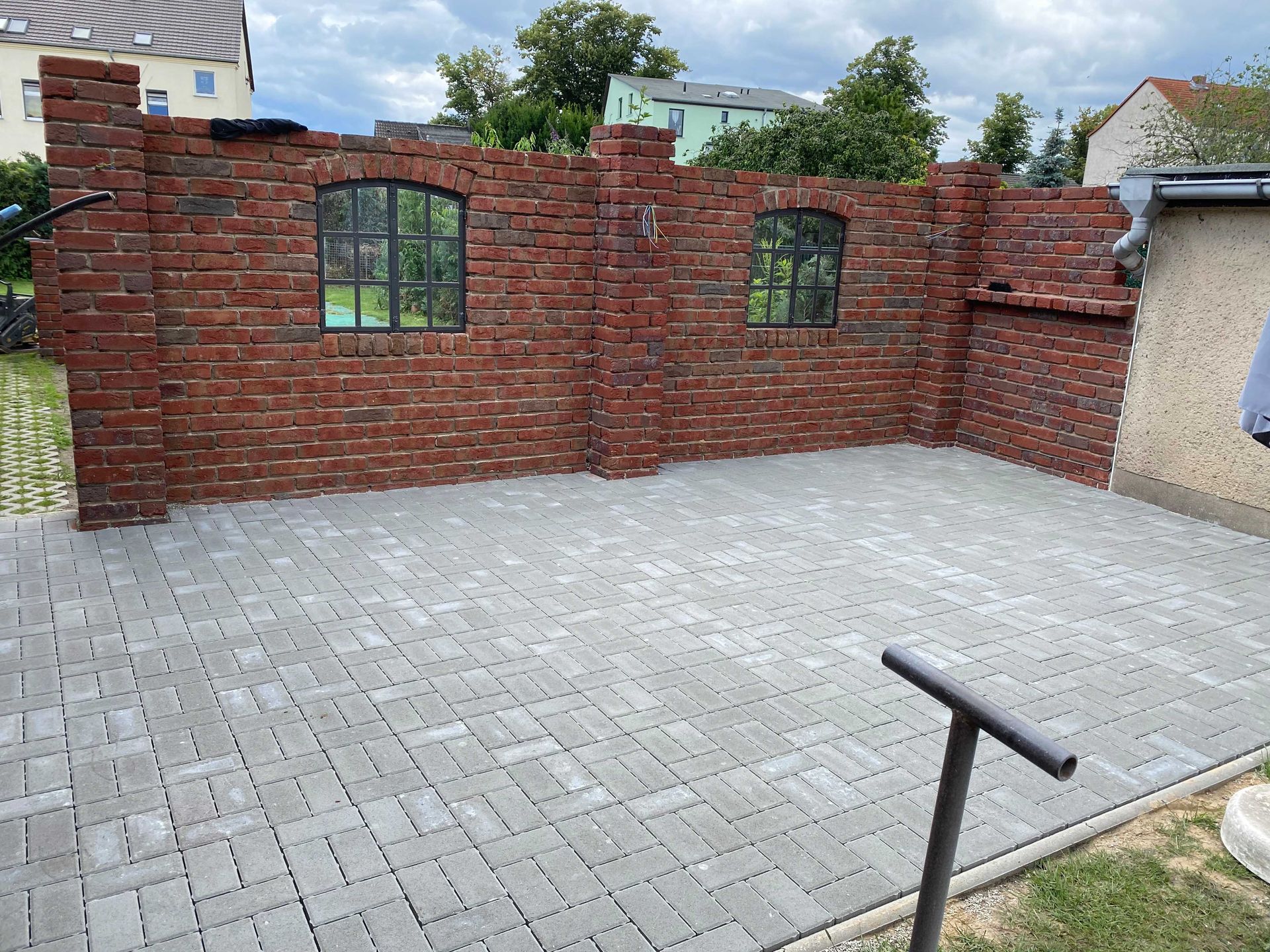 Ein Stapel brauner Ziegel für die Pflasterarbeiten.