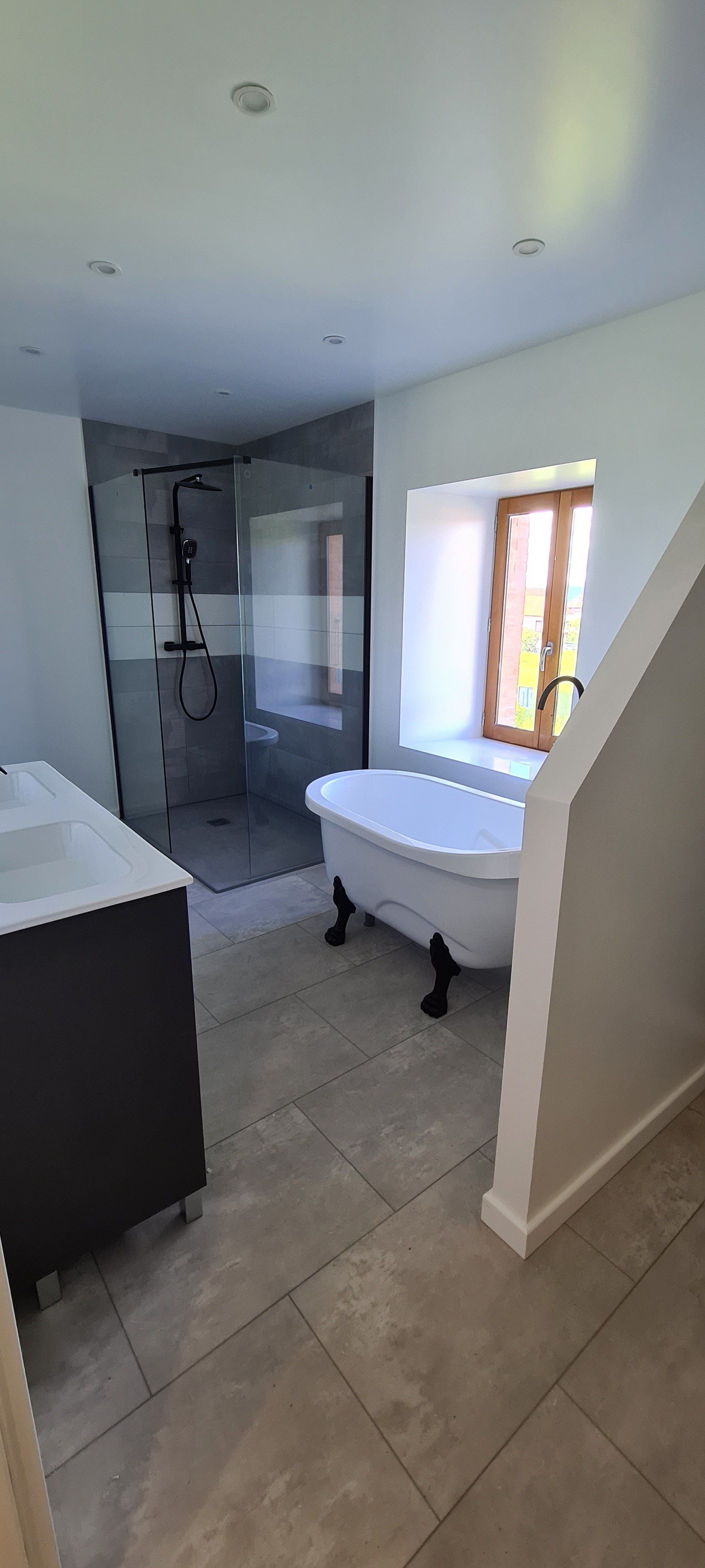 salle de bains, baignoire et douche à l'italienne