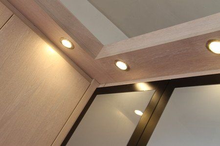 Faux plafond et spots dans le dressing